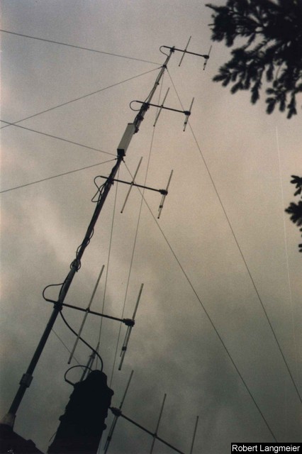 Antenne de Kiss-FM en 1987 sur le Mont-Salve. Le gain du systme est de plus de 10dB soit une puissance rayonne de plus 10kW EIRP